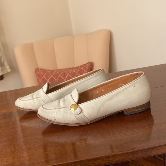 Ralph Lauren Ivory Leather loafers with logo button size 6 1/2 Women’s - Picture 4 of 10